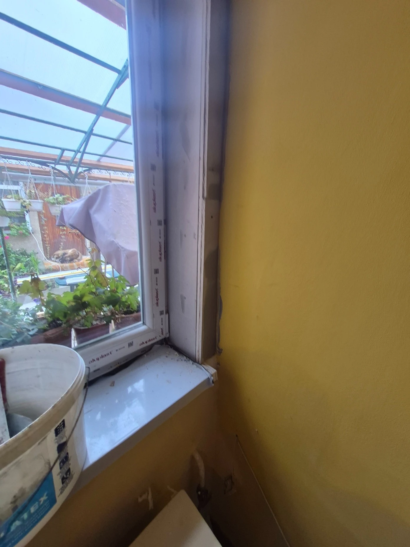 Precíz árokásás – közművezeték előkészítése családi ház mellett