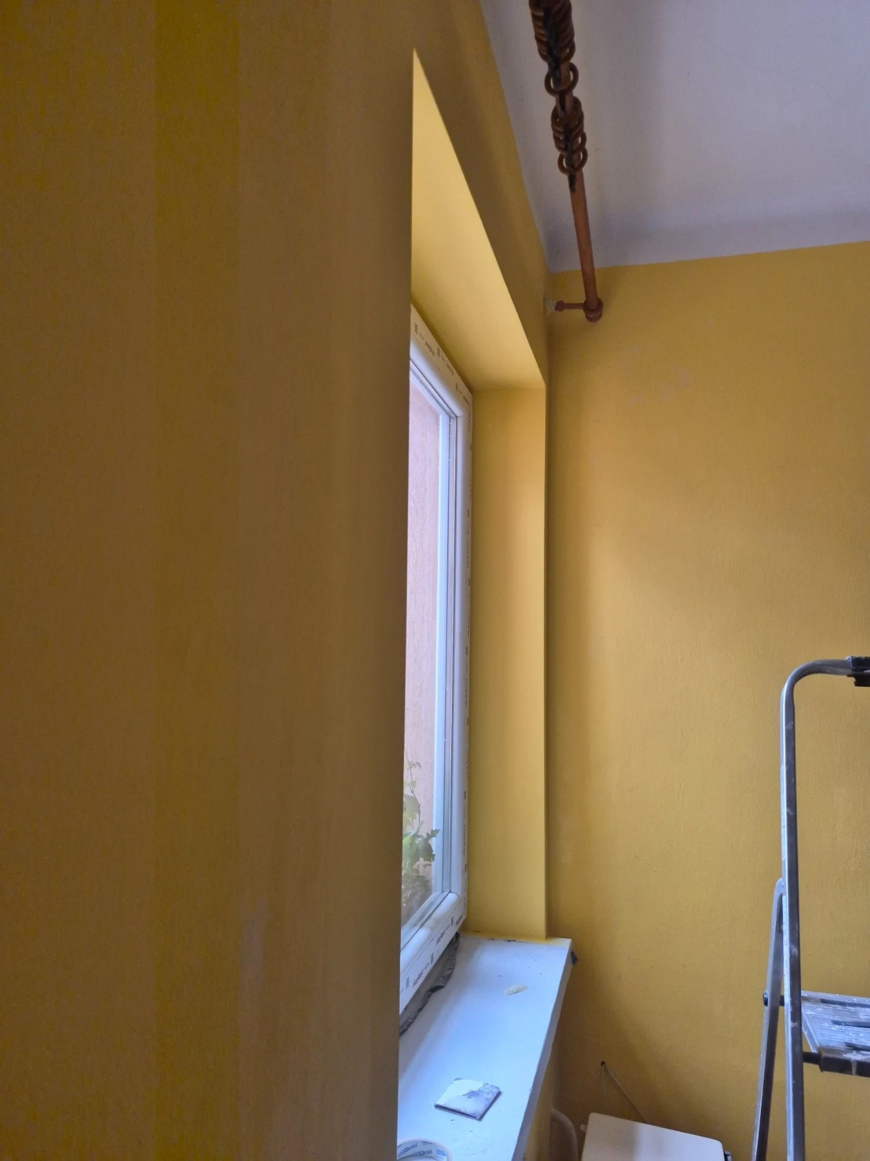 Gépi földmunka minikotrógéppel szűk, nehezen hozzáférhető területen