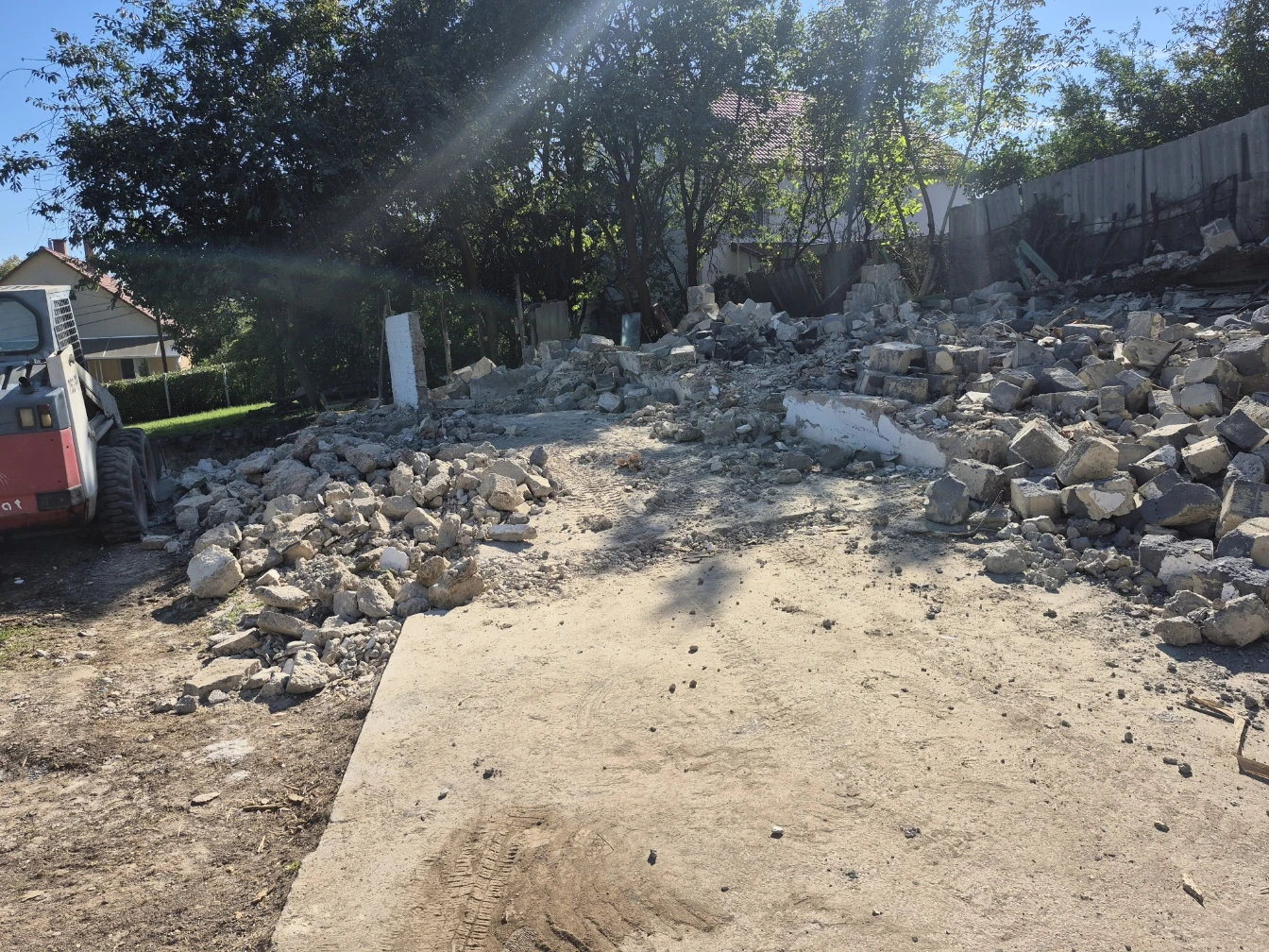 Tereprendezés és építési terület előkészítése családi ház körül