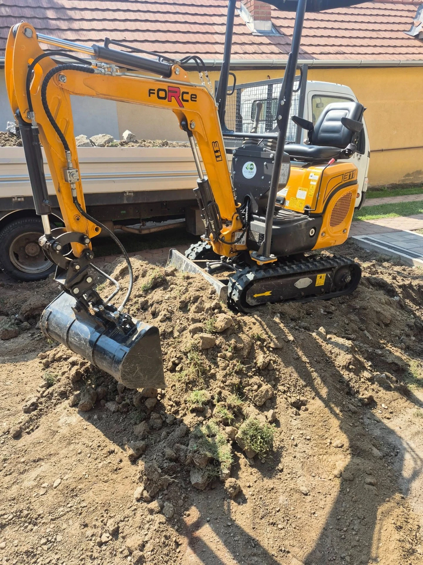 Épület teljes bontása az alapokig – gépi és kézi munka kombinációja